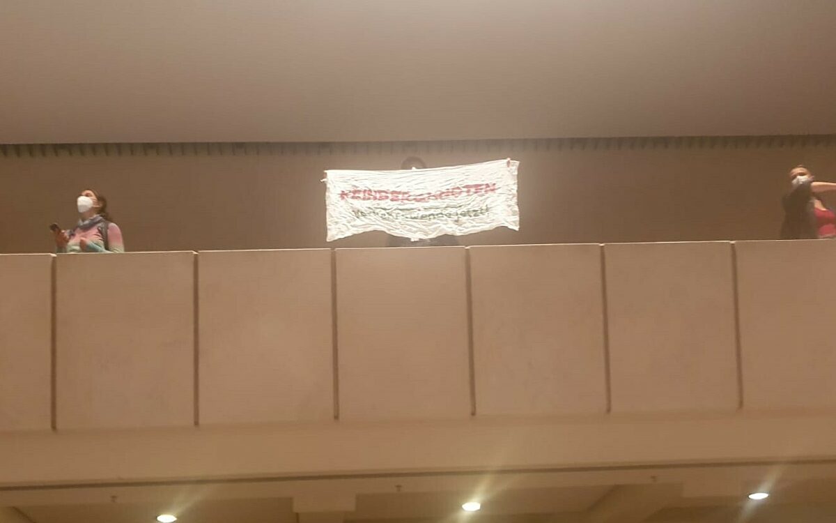 Störer unterbrechen die Stadtratssitzung im Frankoniasaal des CCW Störer unterbrechen die Stadtratssitzung im Frankoniasaal des CCW